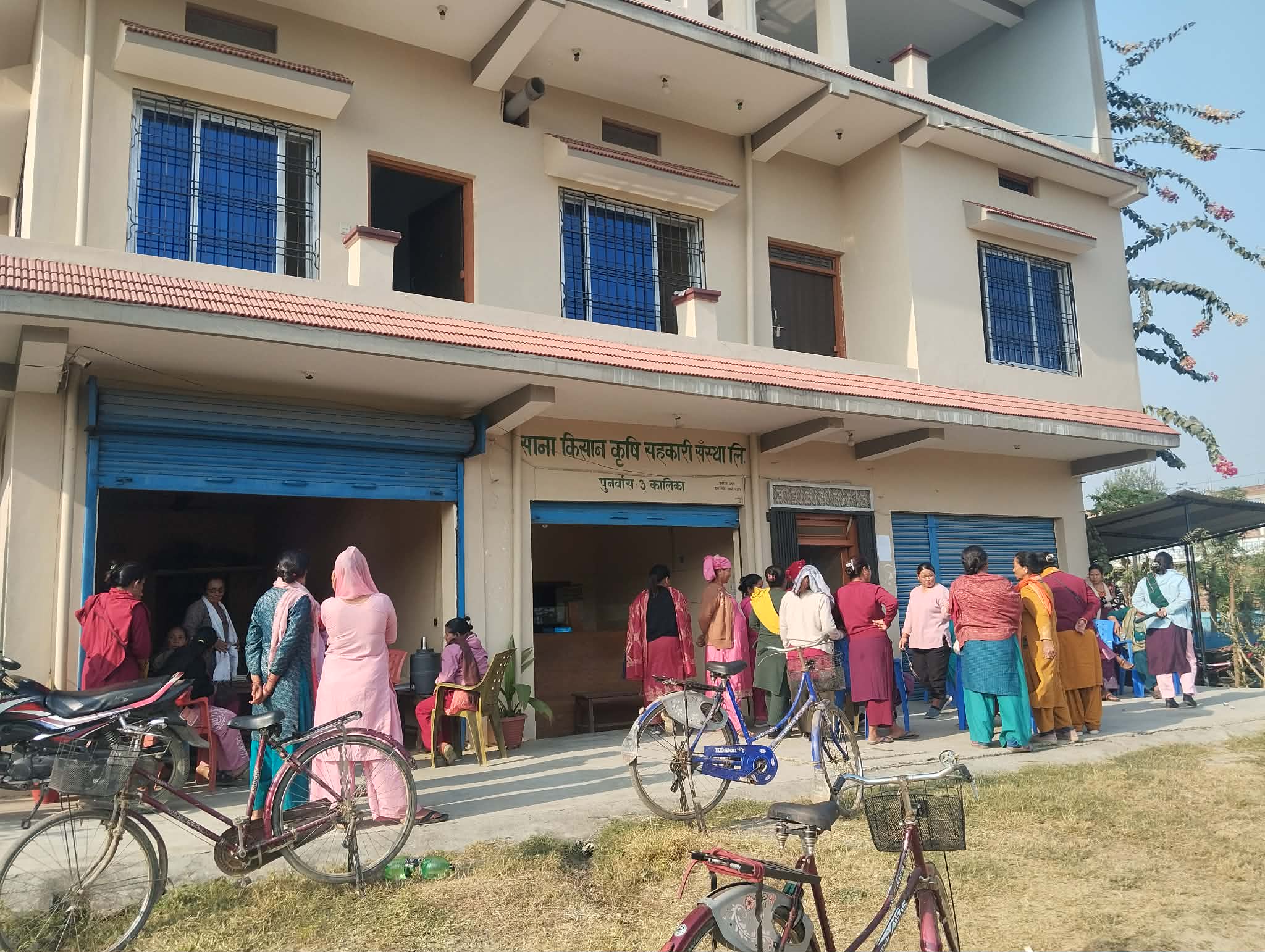 पाँच दिनपछि खुल्यो पुनर्वास स्थित साना किसान सहकारीको ताला, दुई बुँदे सहमतिपछि सेवा सुचारु