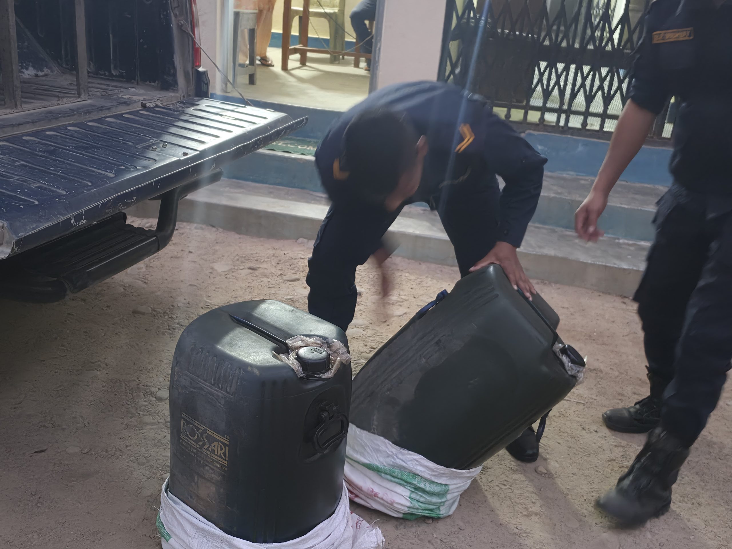 कञ्चनपुरको बेलौरीमा तस्करीको १०० लिटर डिजल प्रहरीद्वारा बरामद