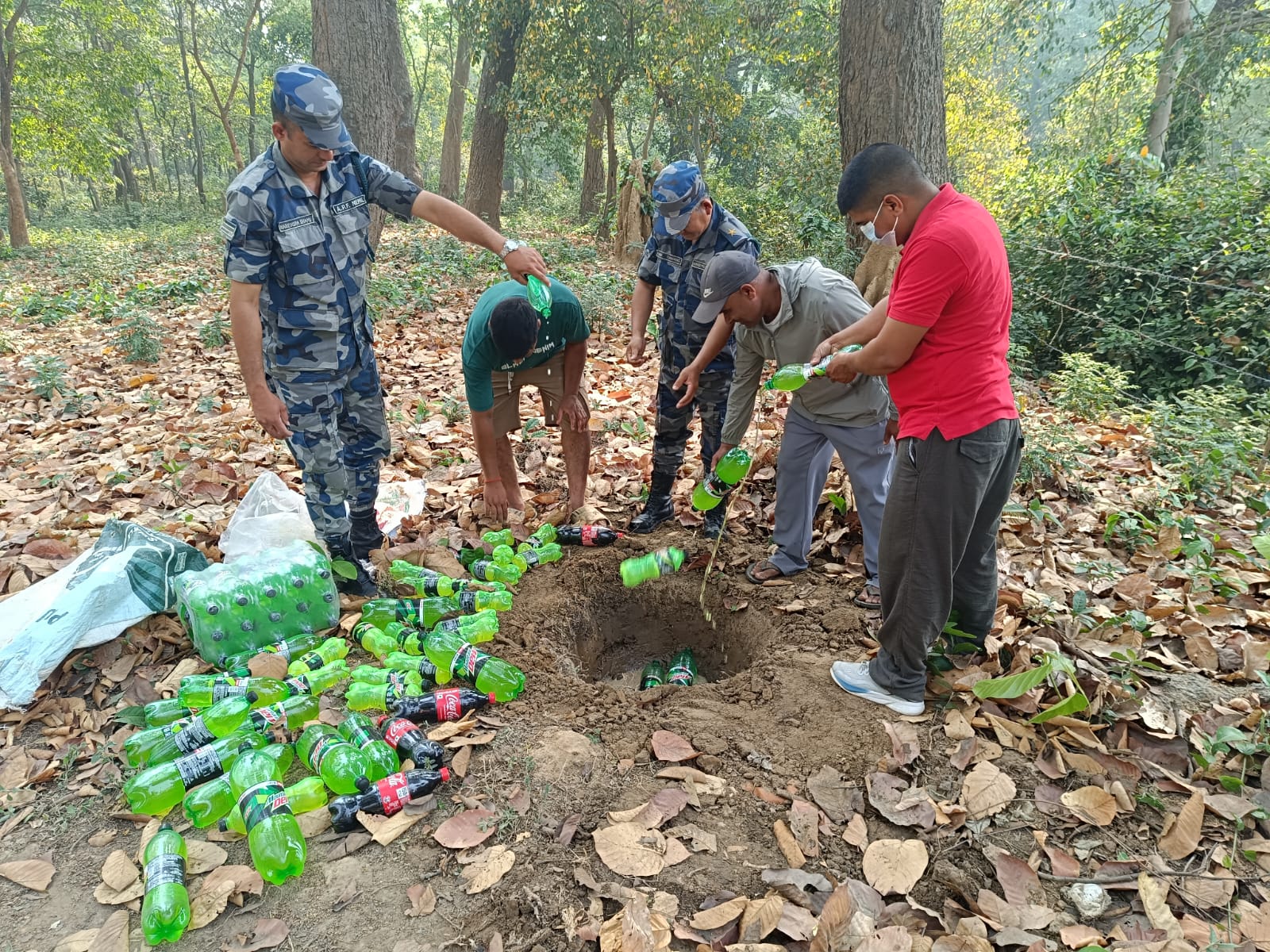 पुनर्वासको आपताल सीमा क्षेत्रमा सशस्त्र प्रहरीको सक्रियता: अवैध कुखुरा र पेय पदार्थ बरामद गरी नष्ट