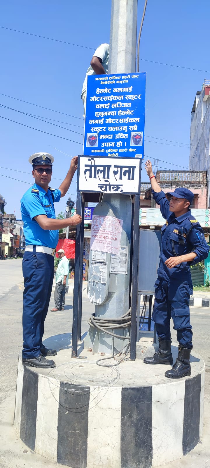 बेलौरीमा ट्राफिक सचेतना अभियान तीव्र: दुर्घटना न्यूनीकरणका लागि चोकचोकमा सचेतनामूलक बोर्ड जडान