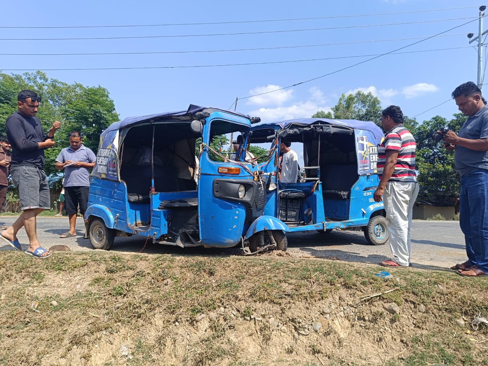 कञ्चनपुरको डोकेबजार सडकखण्डमा दुई अटो र मोटरसाइकल जुध्दा दुर्घटना, घाइतेलाई अस्पताल पठाइयो