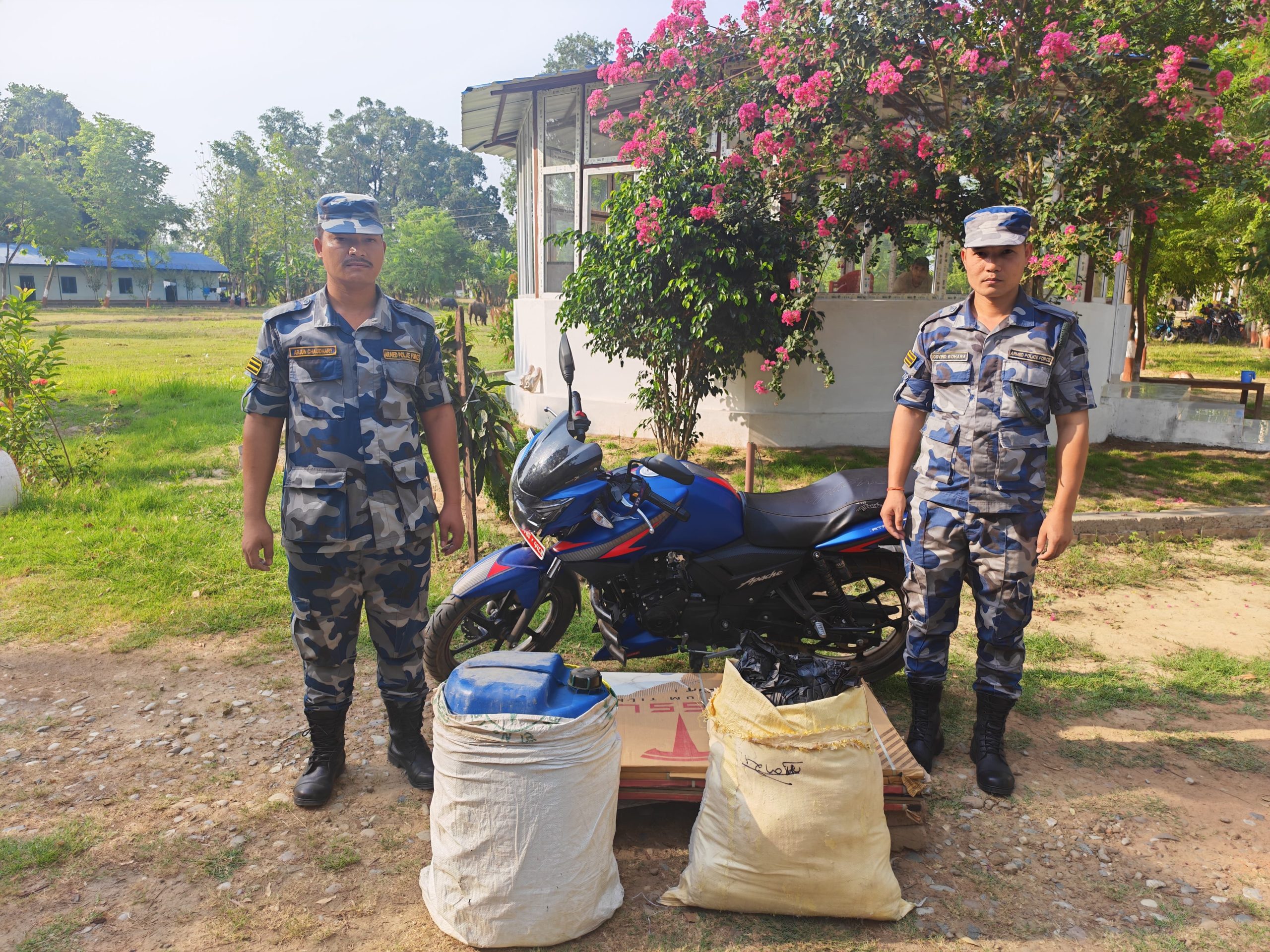 बेलौरी सीमा क्षेत्रबाट साढे तीन लाख मूल्य बराबरको अवैध सामान र मोटरसाइकल बरामद