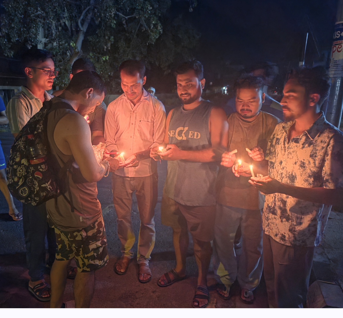 सडक बत्ती मर्मत नभएको भन्दै बेलौरीका स्थानीय युवाहरूद्वारा मैनबत्ती बालेर सांकेतिक विरोध