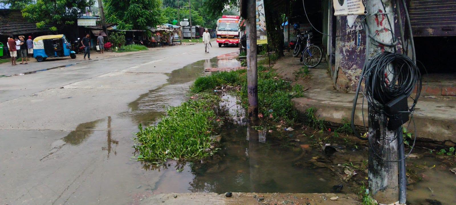 सडक नालाको निकास नहुँदा बेलौरी बजारका मुख्य चोकहरूमा पानी जम्ने समस्या
