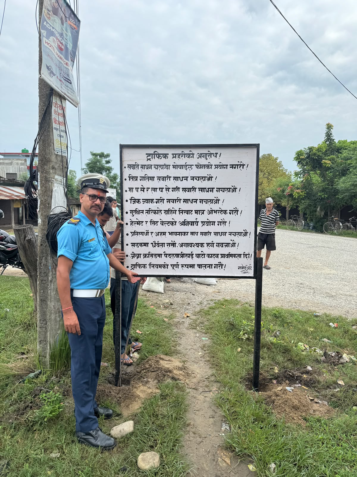 सडक दुर्घटना न्यूनीकरण गर्न लालझाडीको चानदेव बजारमा अस्थायी ट्राफिक प्रहरी पोस्ट बेलौरीद्वारा सचेतनामूलक होर्डिङ बोर्ड स्थापना
