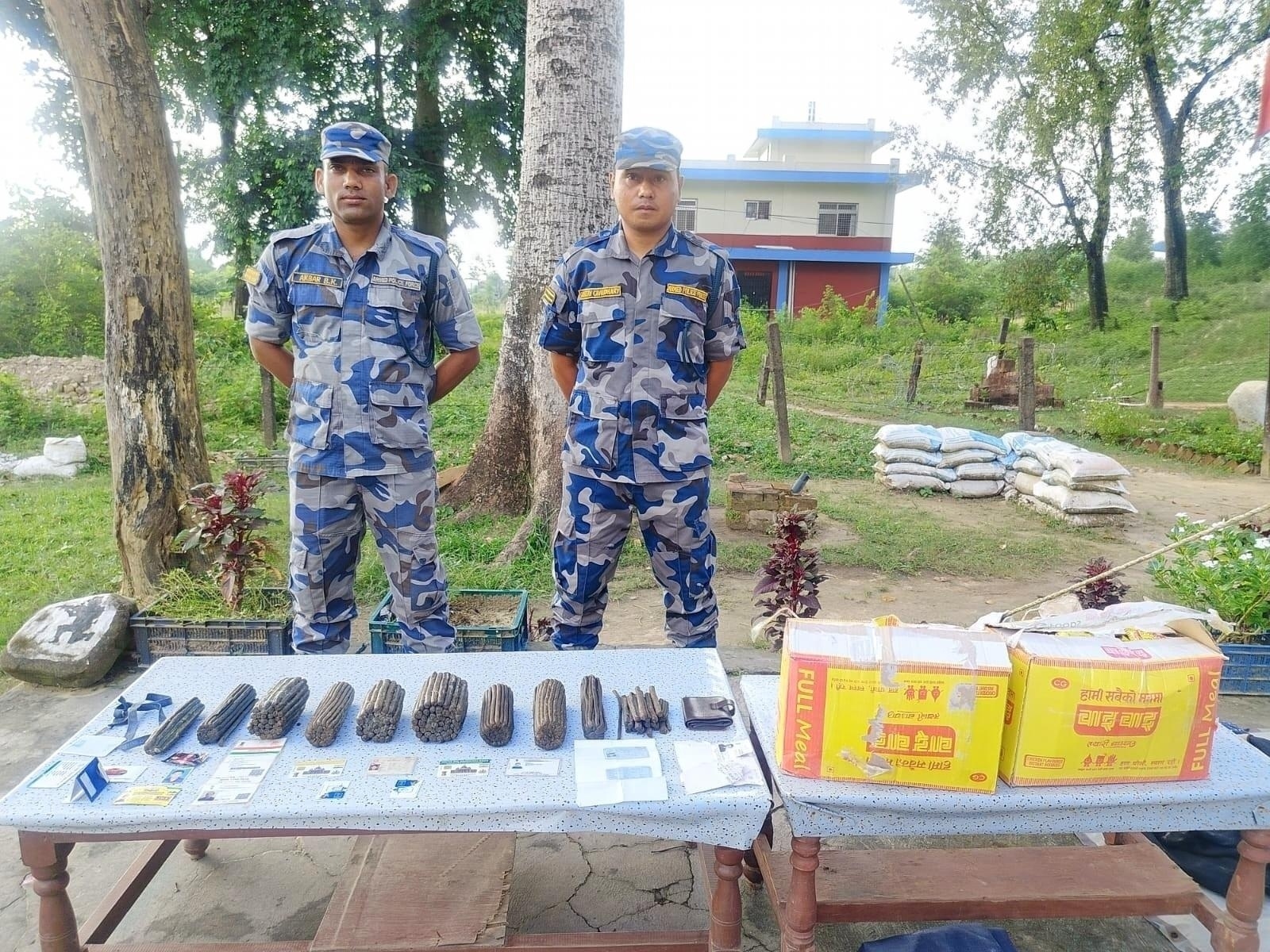 पुनर्वासको डोकेबजार सीमाबाट पौने चार किलो चरेश र भारतीय कागजातसहित झोला बरामद, तस्कर भारततर्फ फरार