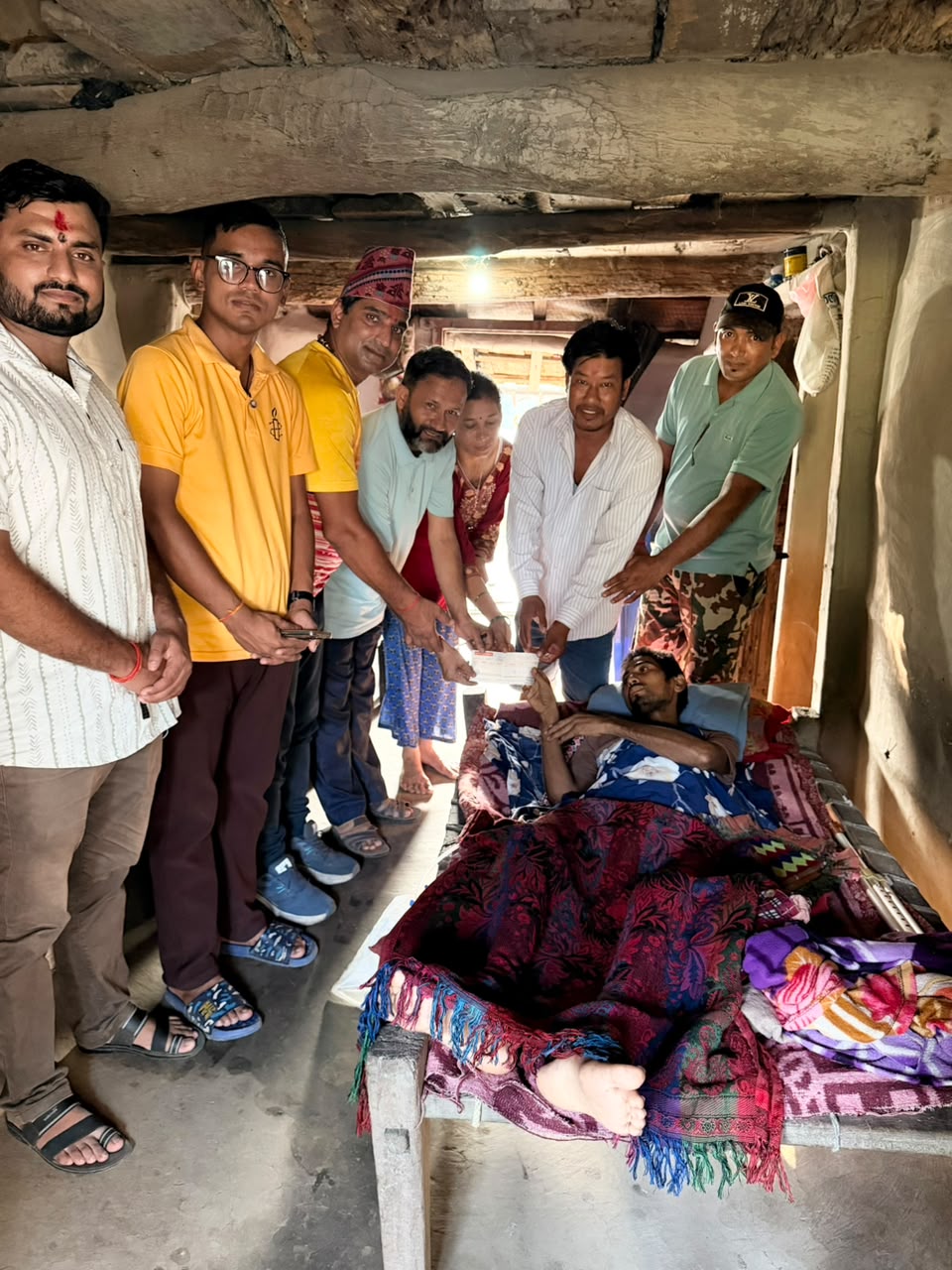 क्यान्सरपीडित मनोज चौधरीको उपचारका लागि बेलौरी युवा मञ्च जापानद्वारा आर्थिक सहयोग