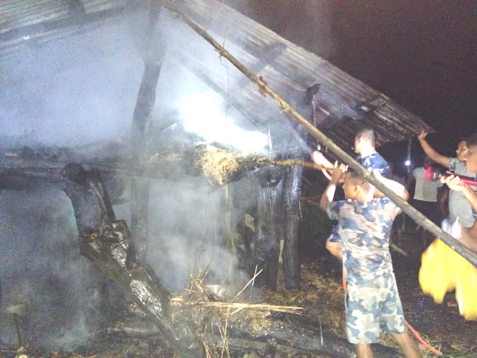 कञ्चनपुरको बेलडाँडीमा गोठमा अचानक आगलागी, सुरक्षाकर्मी र स्थानीयको प्रयासले टर्यो ठूलो क्षति