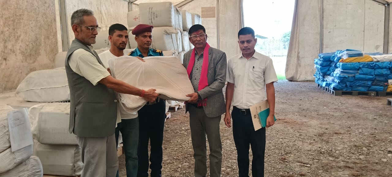 दार्चुलाका बाढीपीडितलाई सुदूरपश्चिम प्रदेश सरकारद्वारा राहत सामग्री हस्तान्तरण