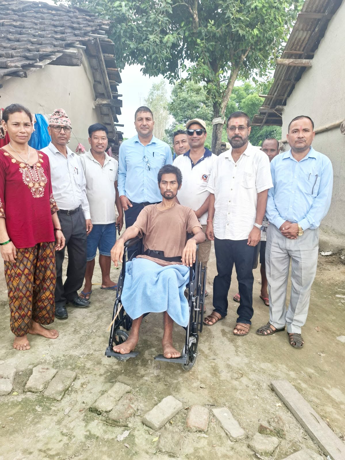 बेलौरीका क्यान्सर पीडित चौधरीलाई साइकराइड क्लबको सहयोगमा ह्वीलचेयर प्रदान