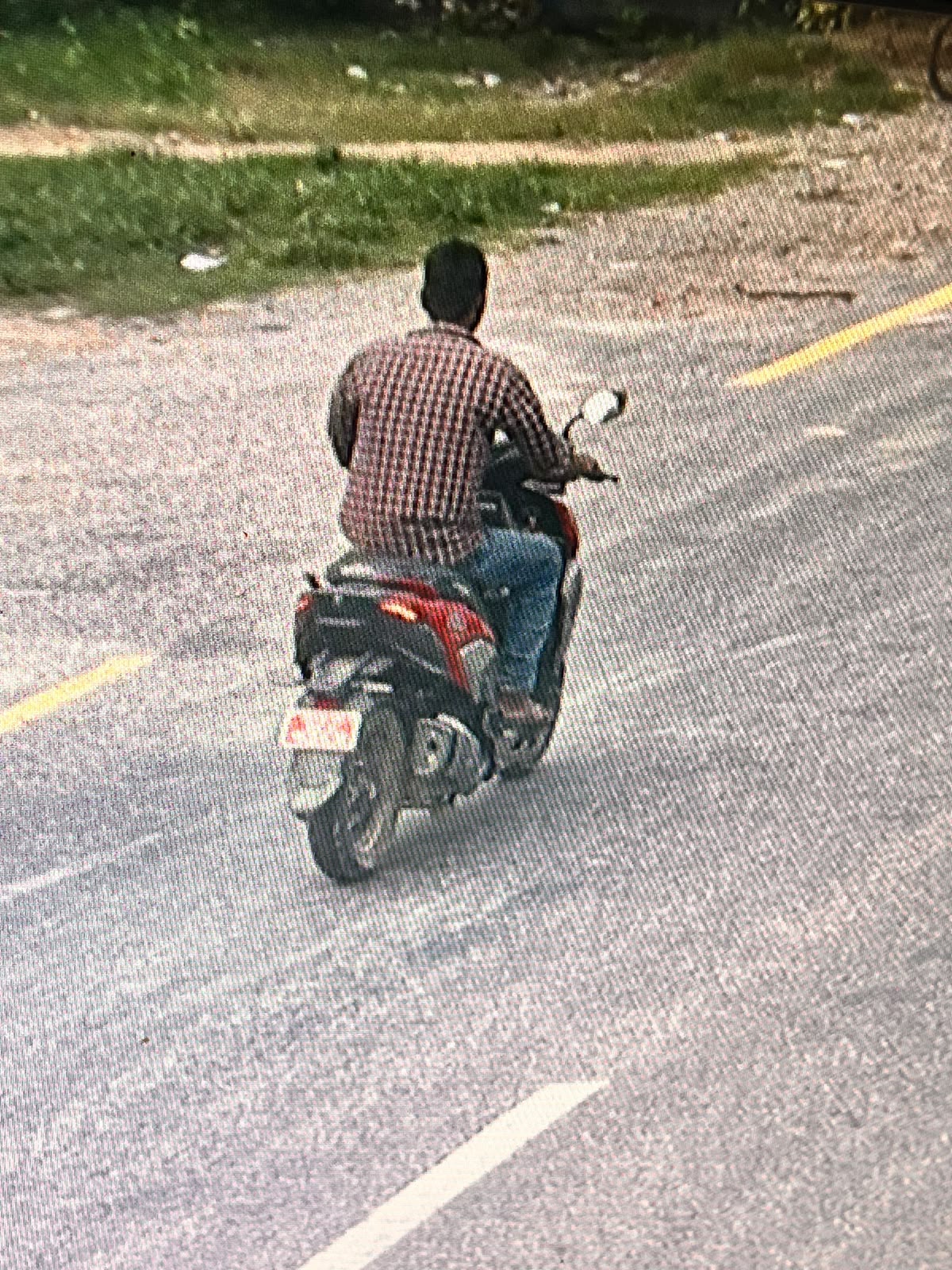 पुनर्वासको कालिका स्वास्थ्यचौकीबाट स्कुटर चोरी, सिसिटिभी फुटेजका आधारमा शंकास्पद व्यक्तिको खोजी तीव्र