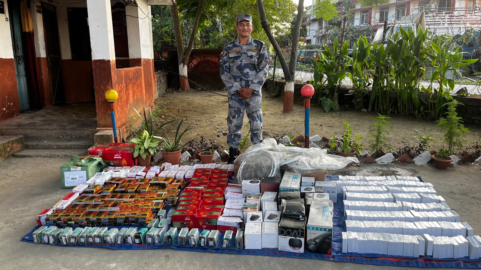 धनगढीको जुगेडा सीमा क्षेत्रबाट दश लाख बढीको अवैध सामग्री बरामद