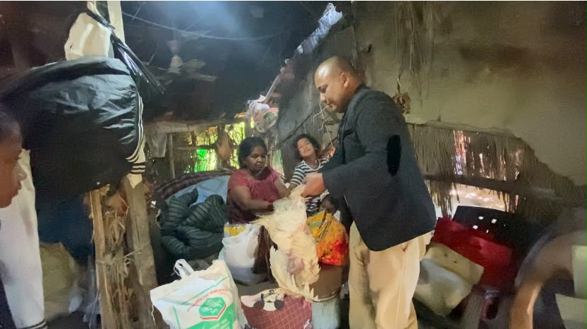 आफूले दशैँ नमनाएर सुकुम्बासी बस्तीका विपन्न परिवारलाई नेता खडक नागरीको सहयोग